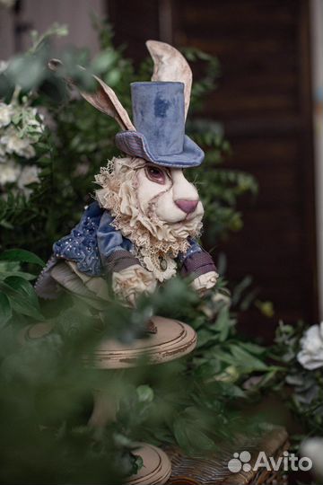 Белый кролик в наличии из Алиса в стране чудес