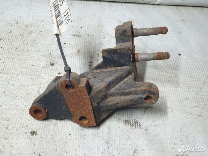 Кронштейн двигателя правый Hyundai Matrix 2005