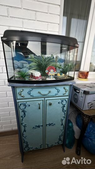 Аквариум с украшениями и тумбой
