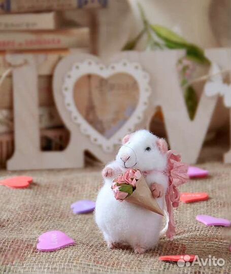 Игрушка ручной работы мышонок с букетом