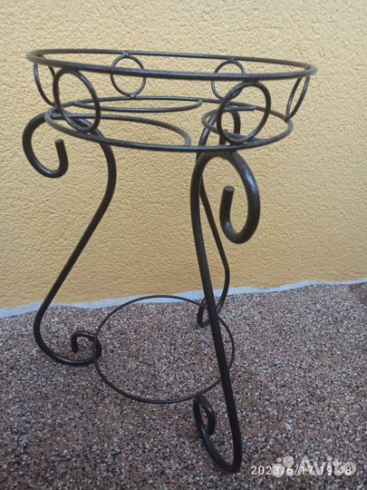 Подставка для цветов металлическая