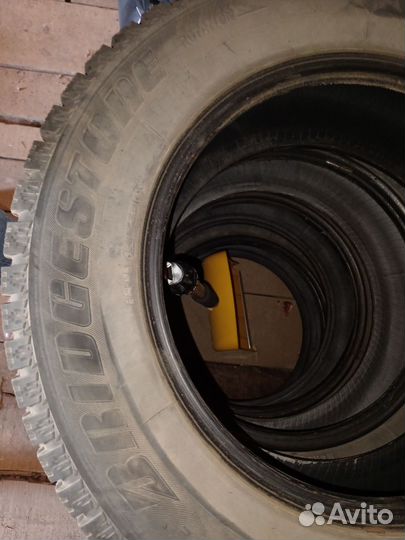 Bridgestone Ice Cruiser 7000 215/65 R16 98T