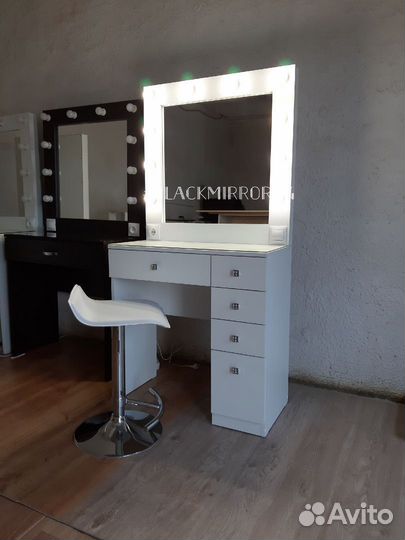 Столик с зеркалом