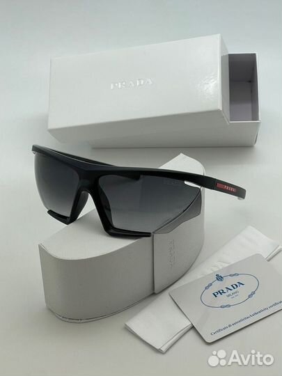 Солнцезащитные очки Prada