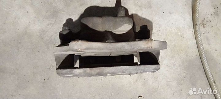 Суппорт тормозной. Левый. Паджеро