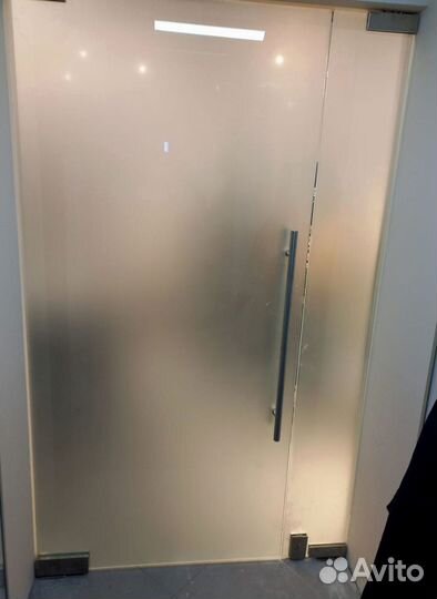 Стеклянная алюминиевая дверь