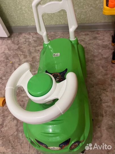 Детская машина-каталка с ручкой