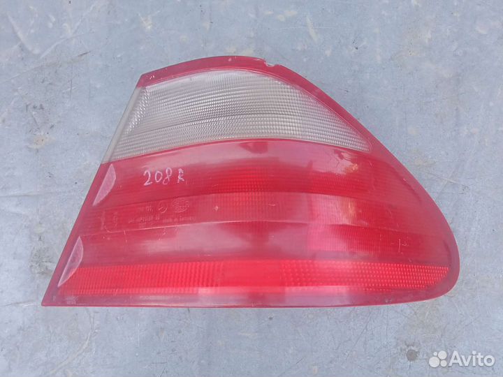 Задний правый фонарь Mercedes W208