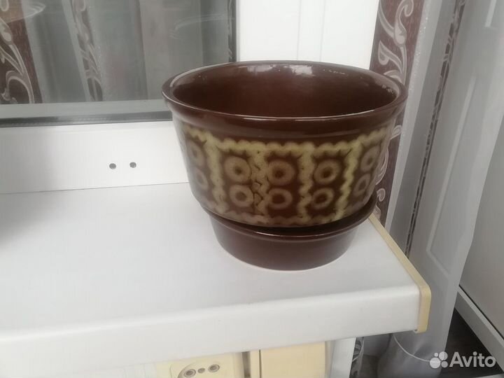 Цветочные горшки разные и лейка