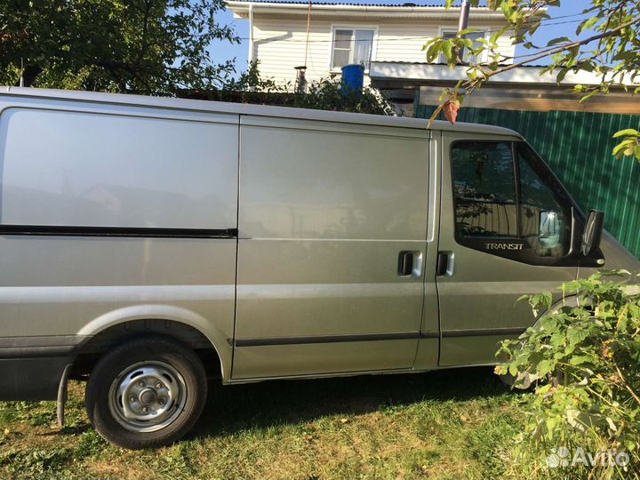 Водитель на своем грузовом автомобиле