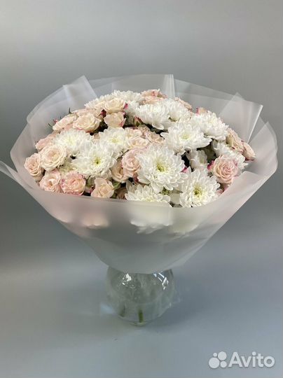 Букет из хризантем и кустовых роз