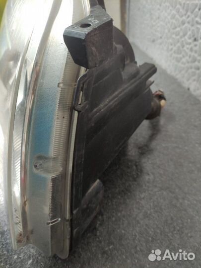 Фара передняя правая Toyota Avensis AZT250