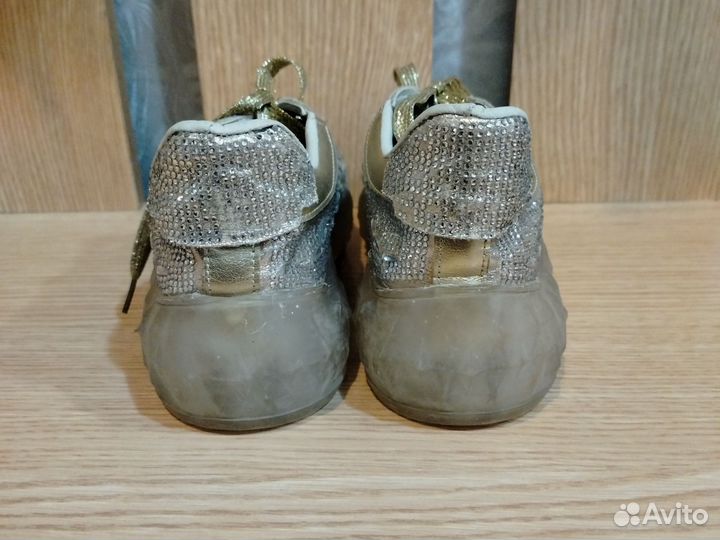 Кроссовки женские