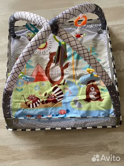 Развивающий коврик с игрушками