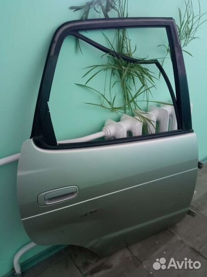Дверь боковая задняя правая на Тойоту Спасио