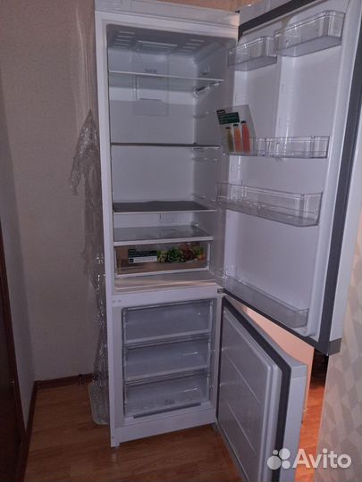 Холодильник Hotpoint-Ariston HTS 5200 W