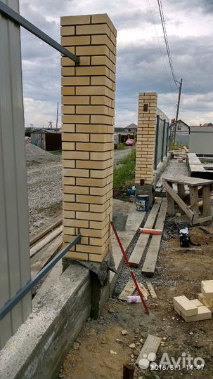 Каменщик. Кирпичная кладка. Строительство дома