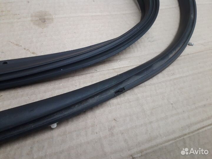 Уплотнитель двери передней левой Mazda 3bl