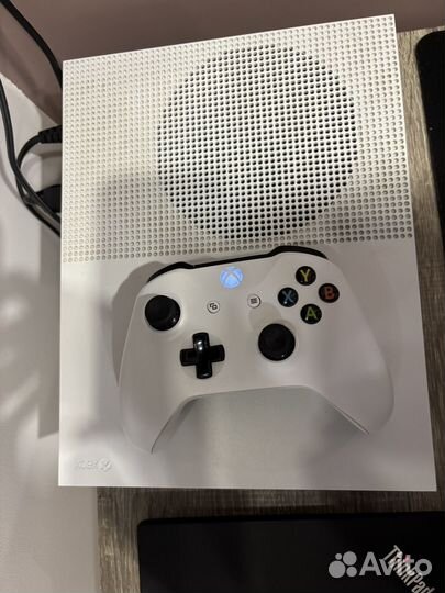 Xbox one s 1tb с дисководом и играми