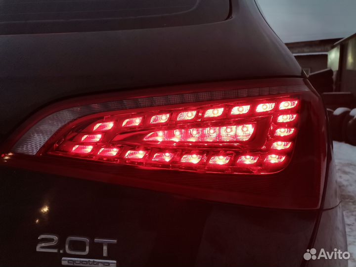 Фонарь правый Audi Q5 до рестайлинг 8R0945094A