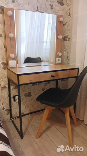 Туалетный столик с зеркалом и подсветкой