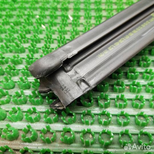 Уплотнитель стекла двери задний левый Volkswagen