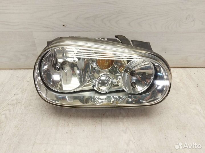 Фара правая Volkswagen Golf 4. 1997-2006