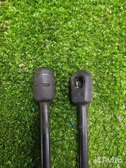 Амортизатор капота Volvo V70