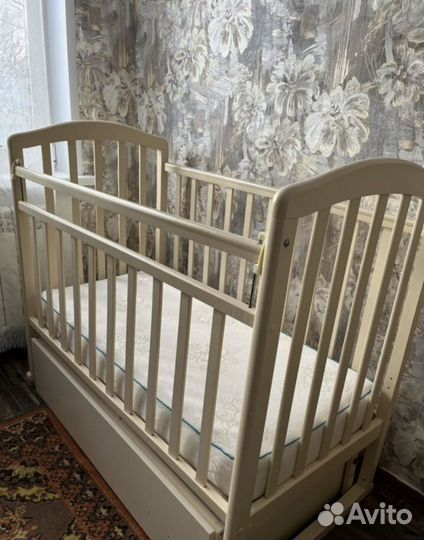 Детская кроватка с маятником и ящиком