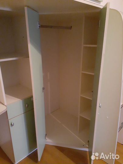 Детская двухярусная кровать со столом и шкафом