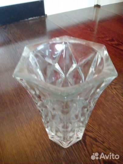 Стеклянная ваза для цветов