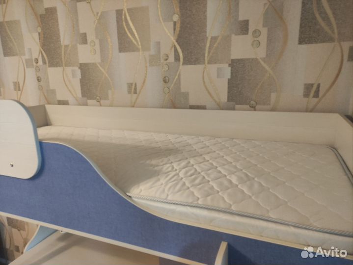 Детский уголок с кроватью и столом и шкафом