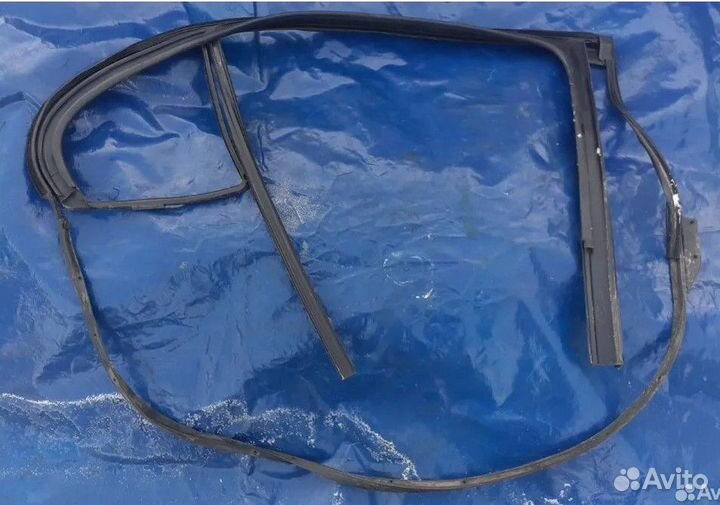 Уплотнитель задней левой двери Renault Fluence