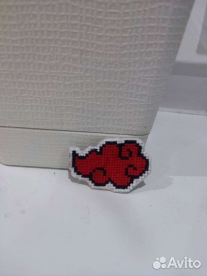 Значок ручной работы Акацуки красное облако. 4,5см