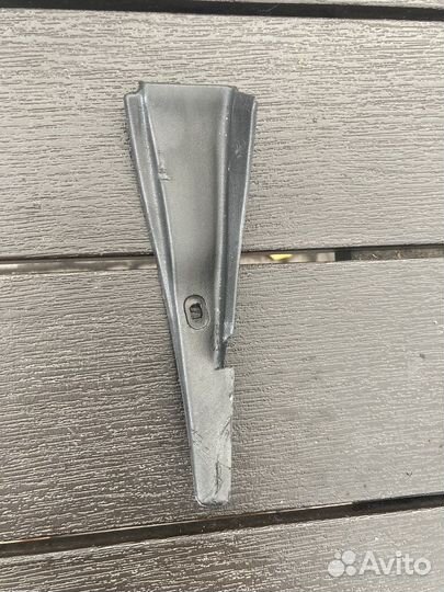 Левый уголок жабо mazda 6 gh