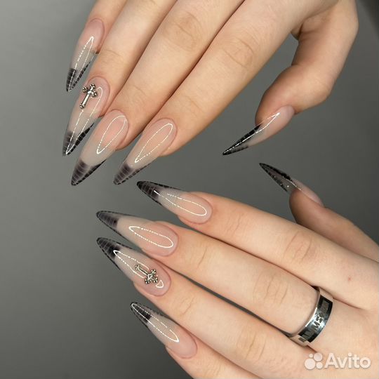 Модель на маникюр