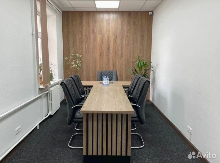 Офисный стол с брифингом