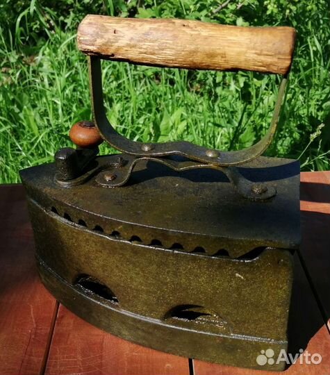 Старинный угольный утюг