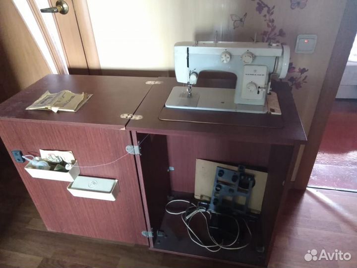 Швейная машина Чайка 142