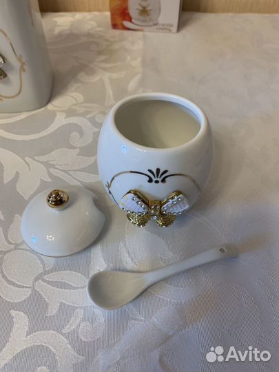 Посуда для сервировки стола банка и соусница