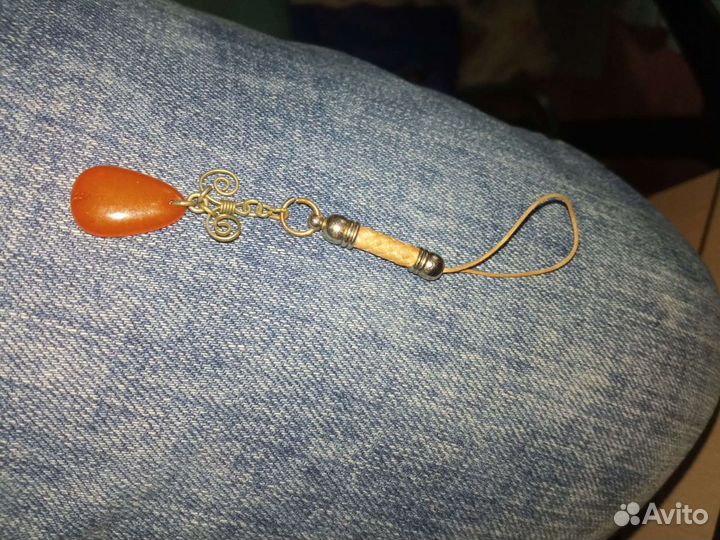 Брошь и брелок