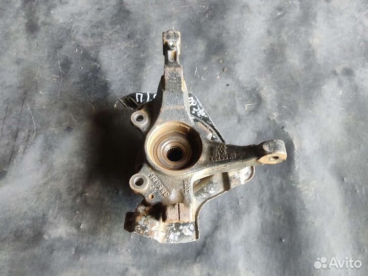 Кулак передний правый Opel Corsa D