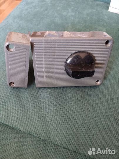 Замок дверной накладной