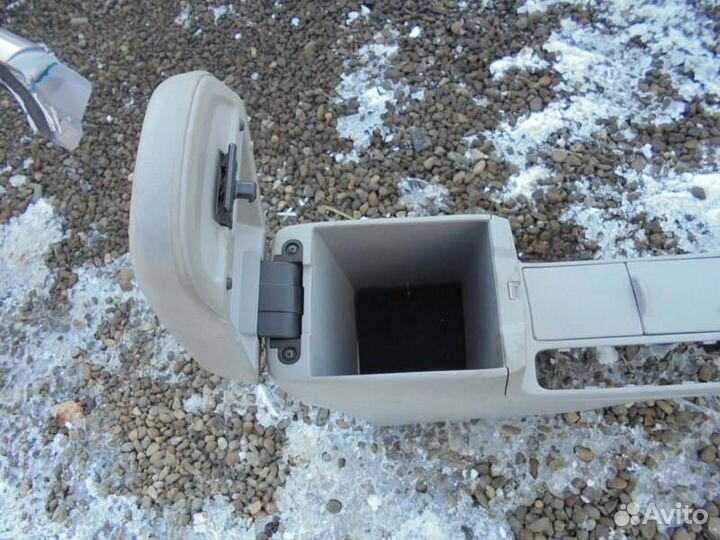 Бардачок между сиденьями Toyota Corolla Axio