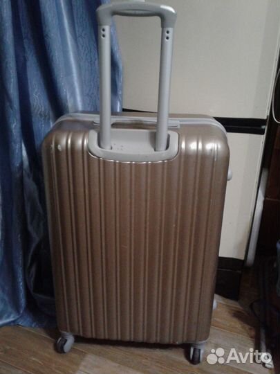 Чемодан на колесах с выдвижной ручкой