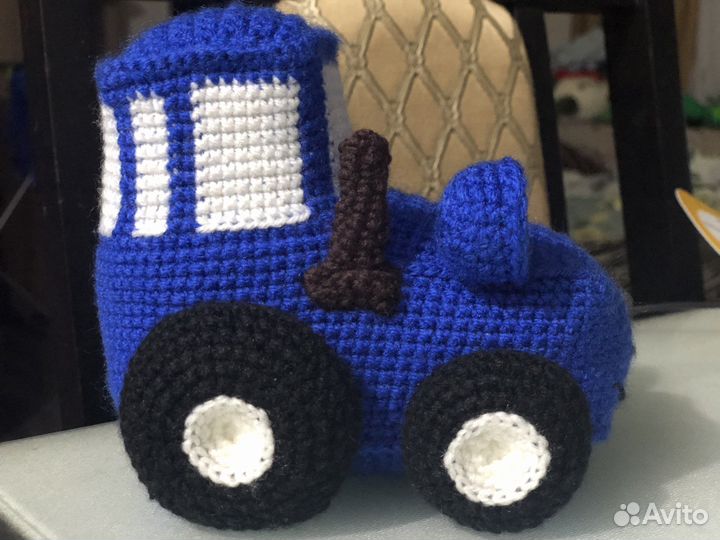 Синий трактор игрушка вязанная