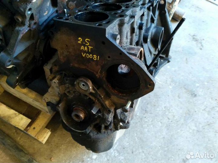 Двигатель Блок двигателя низ мотора 2.5 Aat