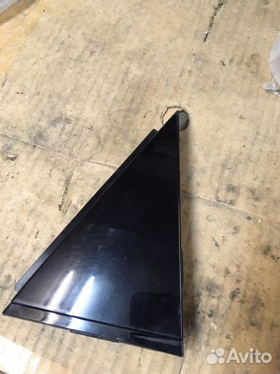 Уголок задней правой двери Volkswagen Polo