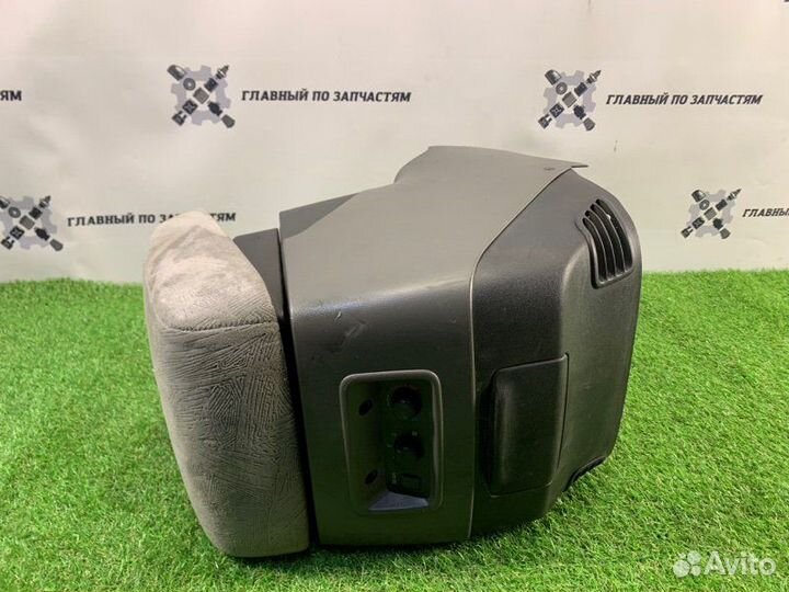 Подлокотник Mitsubishi Pajero V75W 6G74 1999