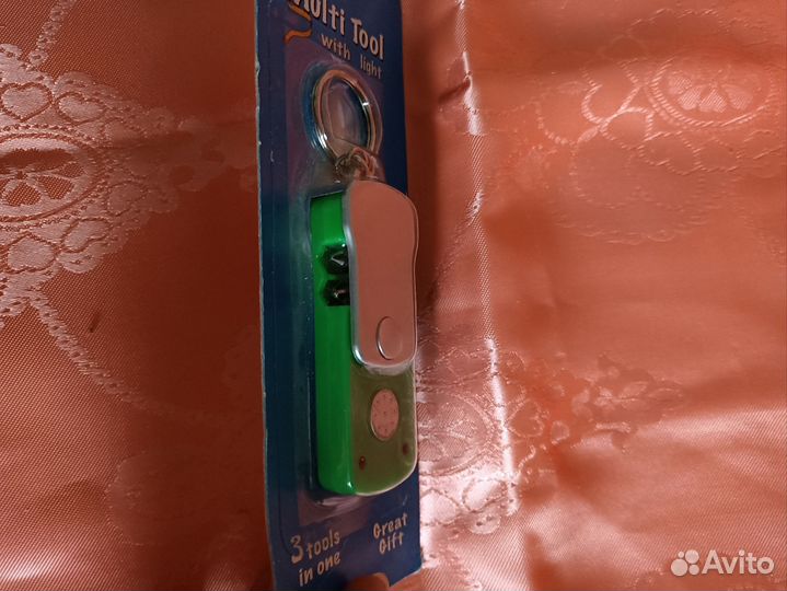 Брелок с фонариком и отвертками